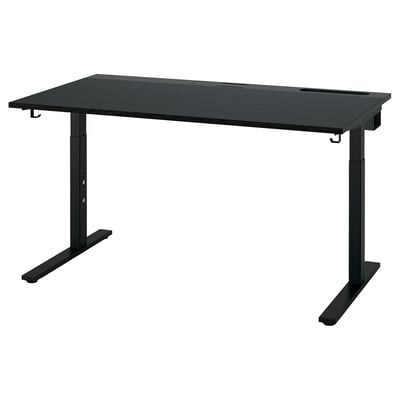 Bureau ajustable noir MITTZON avec plateau en bois, pieds en métal, crochets pour écouteurs et plateau de gestion des câbles.