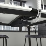 Sous la table avec système d’acheminement des câbles d’alimentation, prêt pour la configuration de la conférence.