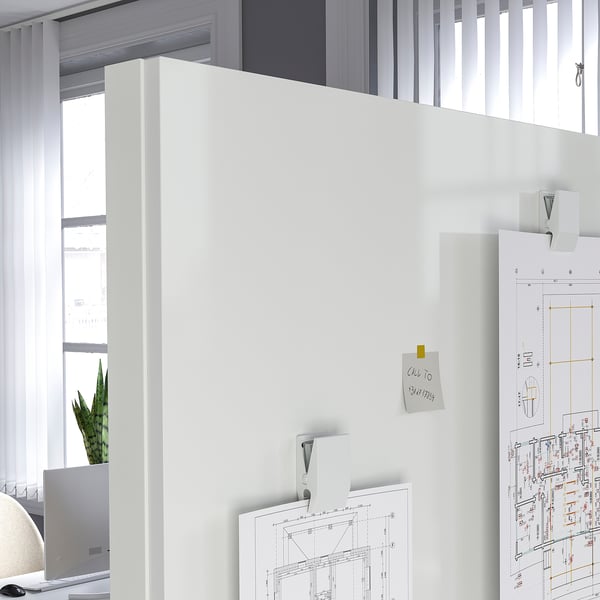 Cloison de bureau avec tableau blanc et rangement, idéale pour les réunions.