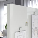 Cloison de bureau avec tableau blanc et rangement, idéale pour les réunions.