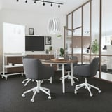 Bureau moderne avec tableaux blancs mobiles MITZZON, chaises grises, télévision et cloison en verre.