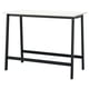 La table MITTZON est dotée d’un plateau blanc, de pieds élégants en métal noir et d’un design minimaliste. Idéal pour s’asseoir ou se tenir debout, il offre une ambiance moderne et fonctionnelle.
