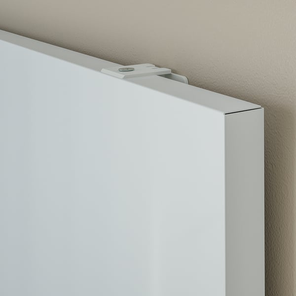 Gros plan du dessus d’un cadre de tableau blanc, montrant une construction métallique robuste et une finition peinte en douceur, mettant en valeur la qualité et la durabilité.