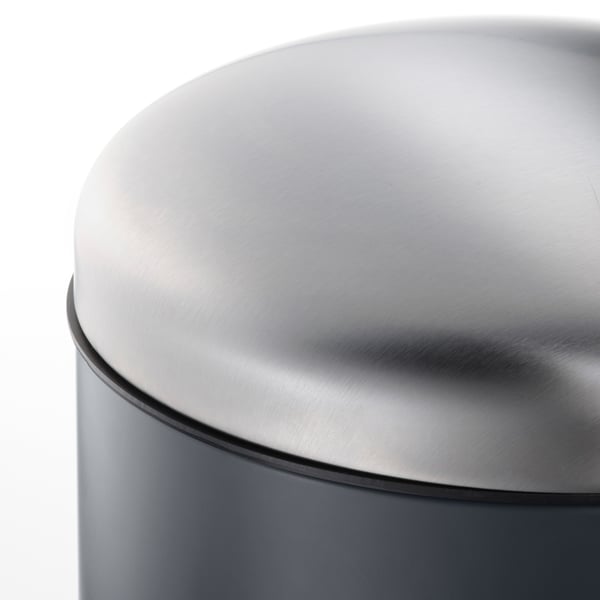 Couvercle en acier inoxydable sur bac gris, surface lisse, finition de haute qualité