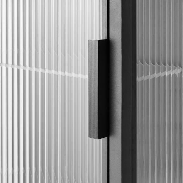 Armoire murale moderne avec portes en verre teinté et poignée simple, idéale pour le rangement de la salle de bain.