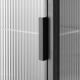 Armoire murale moderne avec portes en verre teinté et poignée simple, idéale pour le rangement de la salle de bain.