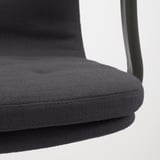 Chaise en gros plan : rembourrage noir élégant, cadre robuste, assise confortable.