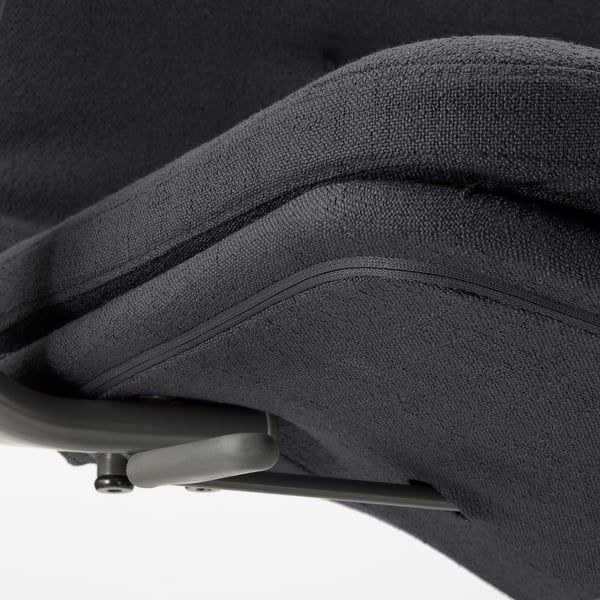 Gros plan des chaises de bureau siège rembourré et accoudoir. Montre un tissu et des coutures de qualité.