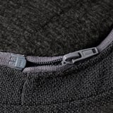 Gros plan de la fermeture éclair de haute qualité sur un tissu texturé durable.