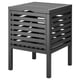 Un tabouret MUSKAN noir en tremble massif avec une finition laquée. Sa conception est composée de lattes horizontales et de pieds solides, offrant un espace de rangement sous le couvercle.