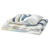Une housse de couette MYGGLASVINGE en bleu et beige avec des motifs de feuilles, composée de 80 % coton, 20 % viscose.