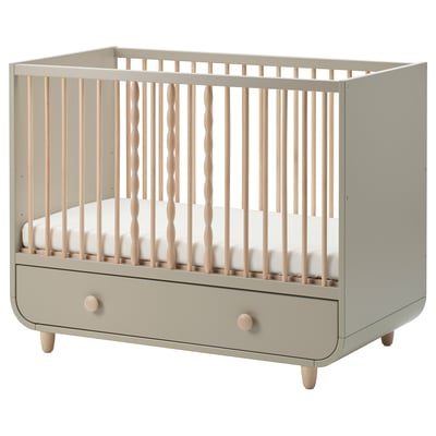 Lit bébé beige MYLLRA avec tiroir simple et matelas léger.