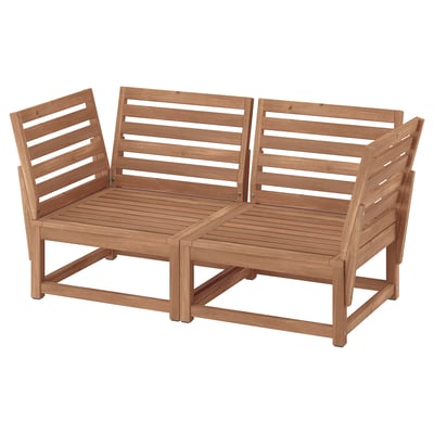 Causeuse d’extérieur en bois brun bicolore avec dossier et assise à lattes verticales.