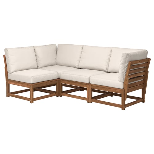 Canapé sectionnel d’extérieur NÄMMARÖ en bois d’acacia brun avec coussins blancs, en forme de L.