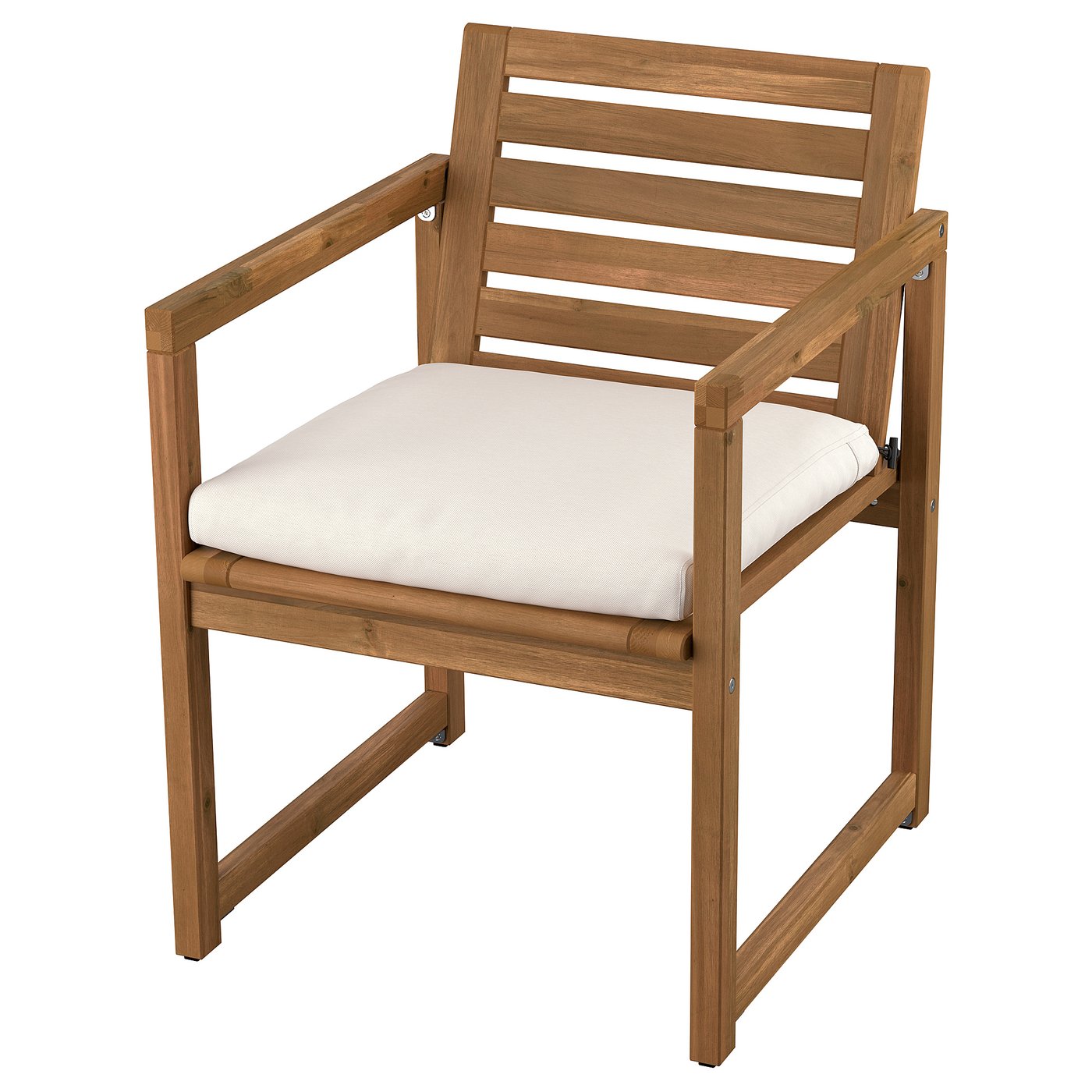Chaise d’extérieur en bois brun avec accoudoirs et coussin blanc.