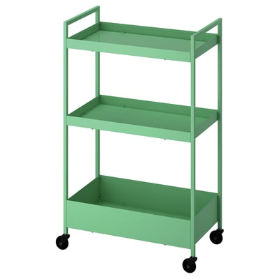 Cette image montre un chariot roulant en métal vert à trois niveaux. Il a une forme rectangulaire et est conçu pour le rangement et le déplacement facile.