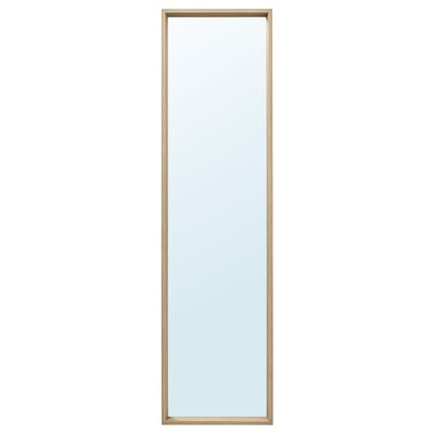 Un miroir NISSEDAL avec un cadre rectangulaire de couleur marron clair. Le miroir peut être suspendu verticalement ou horizontalement et a un design minimaliste.