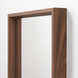 Miroir à cadre en bois avec finition foncée. Artisanat de qualité ; Bords lisses et surface uniforme.