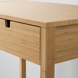 Coiffeuse moderne en bambou avec tiroirs accessibles, finition lisse et pieds robustes.