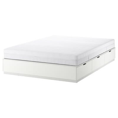 Cadre de lit blanc NORDLI avec tiroirs de rangement et matelas en mousse.