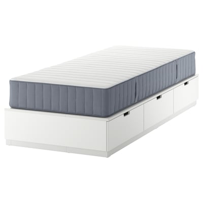 Lit NORDLI blanc avec matelas bleu-gris, 3 tiroirs de rangement.