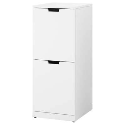 Une commode NORDLI blanche avec deux tiroirs. Il est élégant, moderne et polyvalent pour n’importe quel espace.