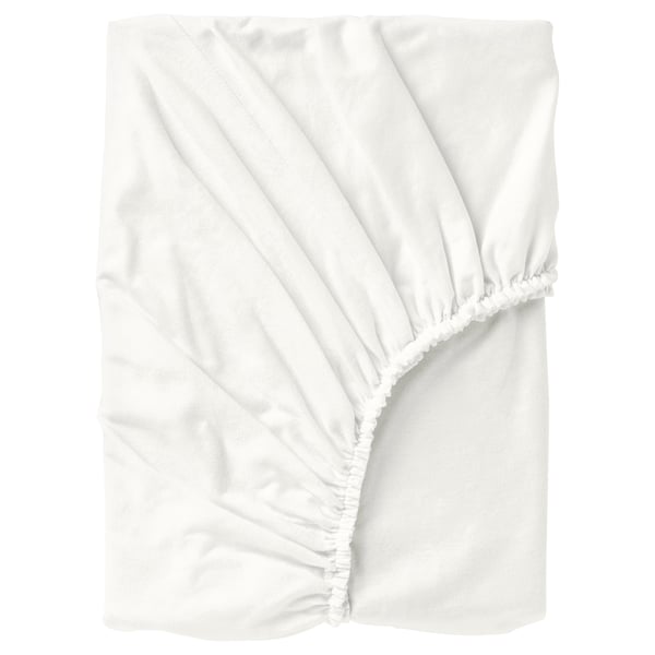 Un ensemble de draps en flanelle NORDRUTA blanc en coton brossé doux, conçu pour le confort avec des bords élastiques pour protéger le matelas jusqu’à 26 cm d’épaisseur.