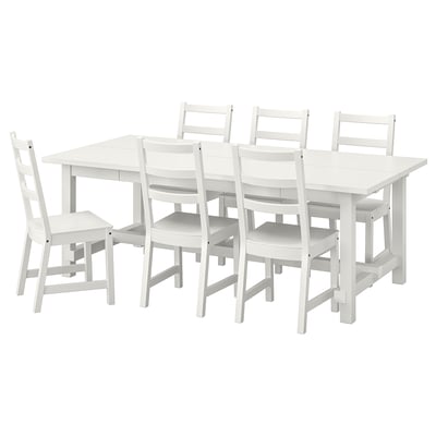 Ensemble de salle à manger NORDVIKEN en bois blanc avec table extensible et six chaises, design rustique.