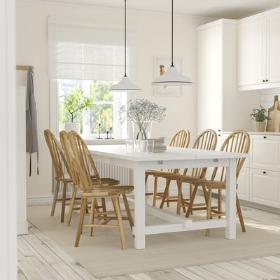 Table à manger extensible NORDVIKEN avec 8 chaises dans une cuisine lumineuse.