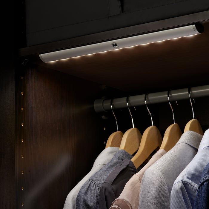 Éclairage intégré pour garderobe IKEA