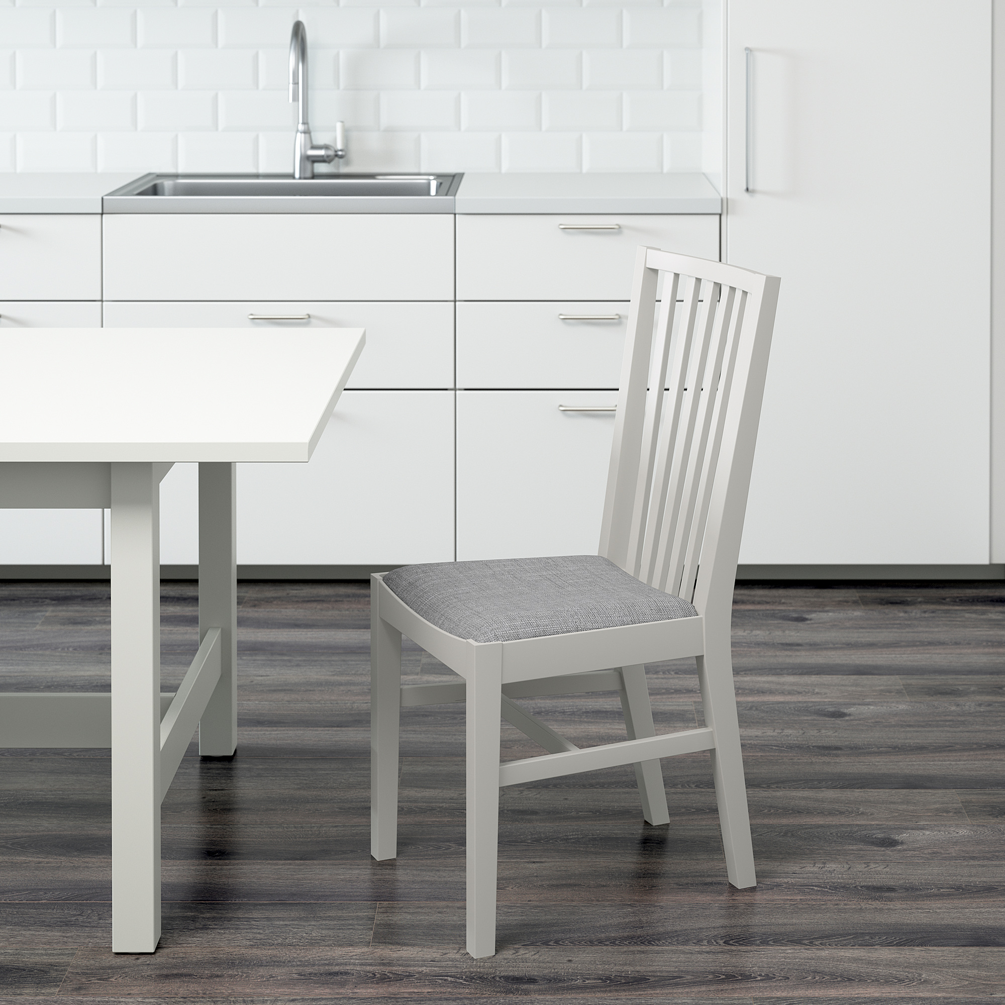 Chaises en tissu et en cuir IKEA