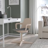 Bureau à domicile moderne avec chaise ODGER, blanc, parquet clair, mur vert, grande fenêtre, canapé beige, bureau blanc, ordinateur portable, lampe.