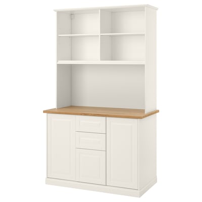 Kitchenette blanche ÖNNERUP avec comptoir en chêne, étagères réglables et armoires de rangement.