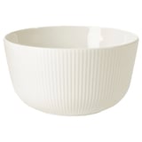 Un bol en porcelaine blanche, rond et aux lignes verticales. C’est simple et élégant.