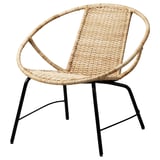 Fauteuil Orreslatt : rotin tressé sur pieds en acier noir, dossier circulaire, couleur naturelle, design moderne.
