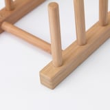 Gros plan du support de rangement en bambou, présentant un design lisse et robuste et une finition naturelle.