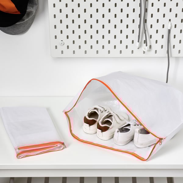 Les sacs à chaussures avec côtés zippés rangent et protègent les chaussures, se plient à plat pour le stockage.