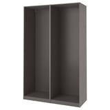 Un cadre d’armoire PAX en gris. Il est rectangulaire avec une façade ouverte, sans portes. Fabriqué en panneaux de fibres et de particules.
