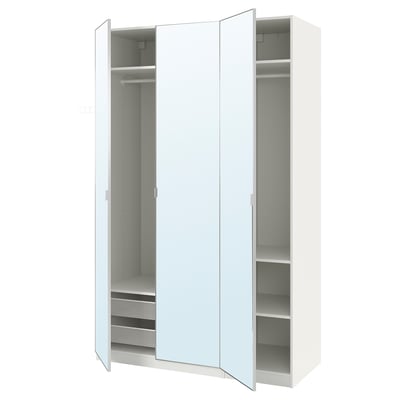 Une armoire ikea PAX blanche avec des portes en miroir, avec des étagères et un tiroir à l’intérieur.