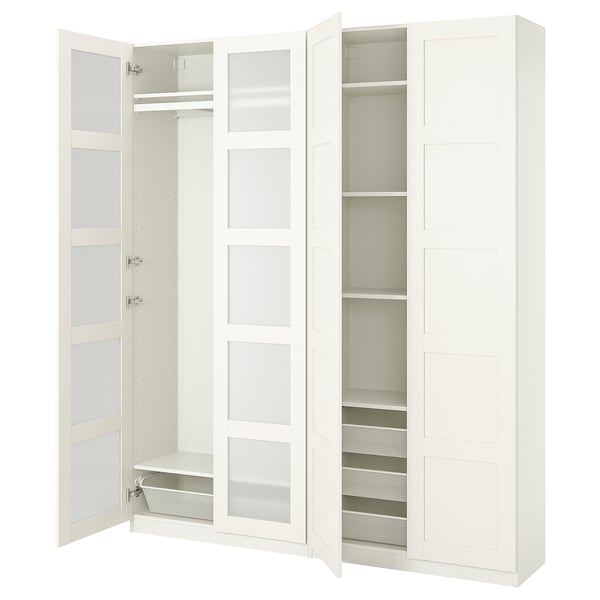 Armoire PAX blanche ouverte, portes vitrées, panier en maille, étagères réglables.