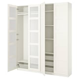 Armoire PAX blanche ouverte, portes vitrées, panier en maille, étagères réglables.
