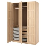 Armoire PAX en bois clair avec tiroirs, étagères et penderie.