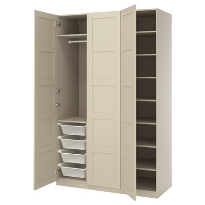 Une armoire PAX beige ouverte avec des étagères, une tringle de suspension et des paniers en filet.