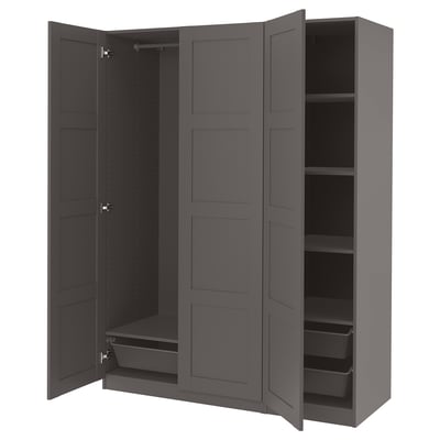 Armoire PAX grise moderne, design à trois portes, haute et mince, avec des portes à panneaux, des étagères intérieures et un panier en filet.