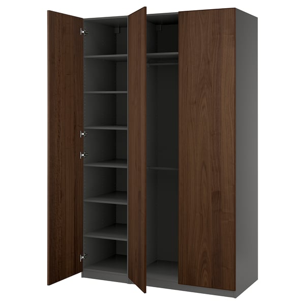 Armoire PAX, marron foncé, portes en bois ouvertes montrant des étagères.