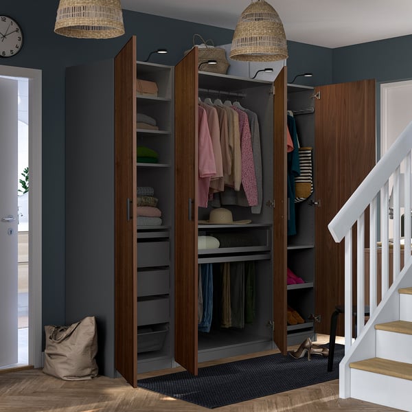 Armoire ouverte avec vêtements, étagères et paniers supérieurs. En dessous, des tiroirs et des étagères à chaussures. Parfait pour organiser divers articles.