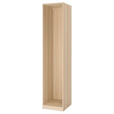 Un cadre d’armoire PAX en bois de couleur claire, debout et vide. Son rectangulaire avec des bords lisses et un design simple et minimaliste.