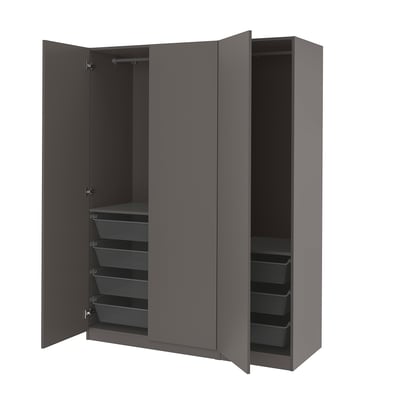 Une armoire PAX grise avec des paniers en filet. Il a deux portes ouvertes révélant des tringles de suspension et des étagères.