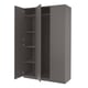 Armoire PAX moderne grise avec portes ouvertes, étagères et tringle de suspension, fabriquée en panneaux de particules et en panneaux de fibres.