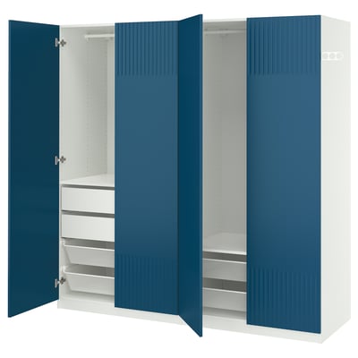 Armoire PAX bleue avec tiroirs en maille révélés.